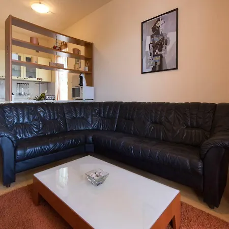 Luxury Front Row Designer Apartment *
