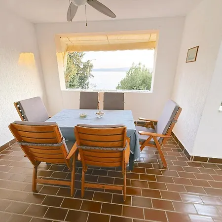 Selce Beachfront Apartment With Sea View, Terrace & Parking Апартаменты