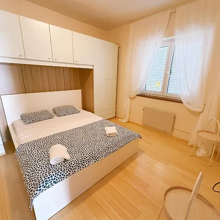 Апартаменты Selce Beachfront Apartment With Sea View, Terrace & Parking