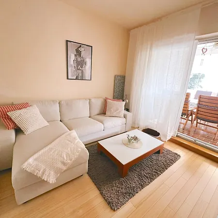 Selce Beachfront Apartment With Sea View, Terrace & Parking Апартаменты *