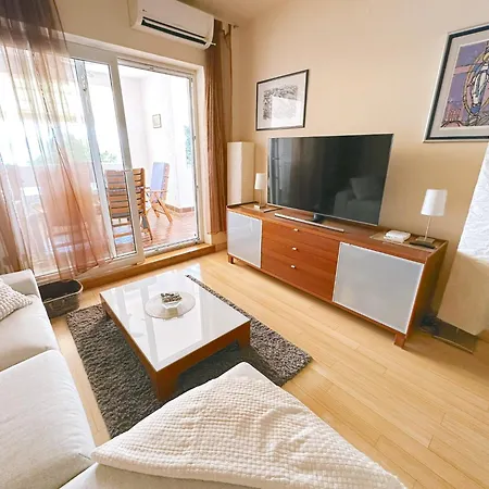 Selce Beachfront Apartment With Sea View, Terrace & Parking * 塞尔瑟