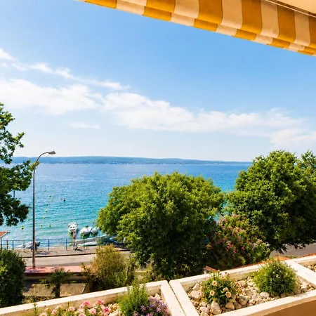 Selce Beachfront Apartment With Sea View, Terrace & Parking 塞尔瑟