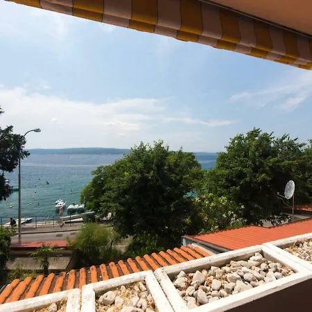 Selce Beachfront Apartment With Sea View, Terrace & Parking *