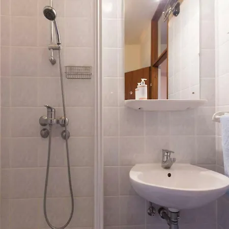 Selce Beachfront Apartment With Sea View, Terrace & Parking * 塞尔瑟