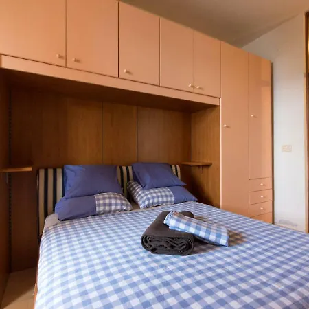 Selce Beachfront Apartment With Sea View, Terrace & Parking