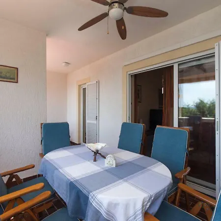 公寓 Selce Beachfront Apartment With Sea View, Terrace & Parking *