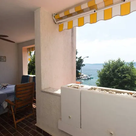 Selce Beachfront Apartment With Sea View, Terrace & Parking